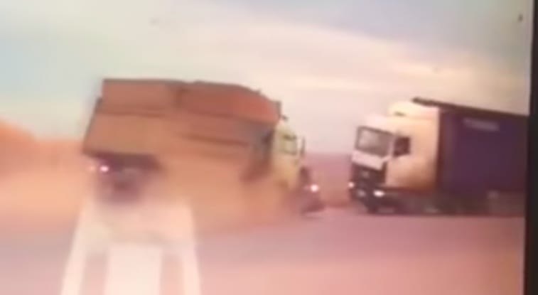 Nem adta meg az elsőbbséget a Lada, két teherautó préselte össze – videó