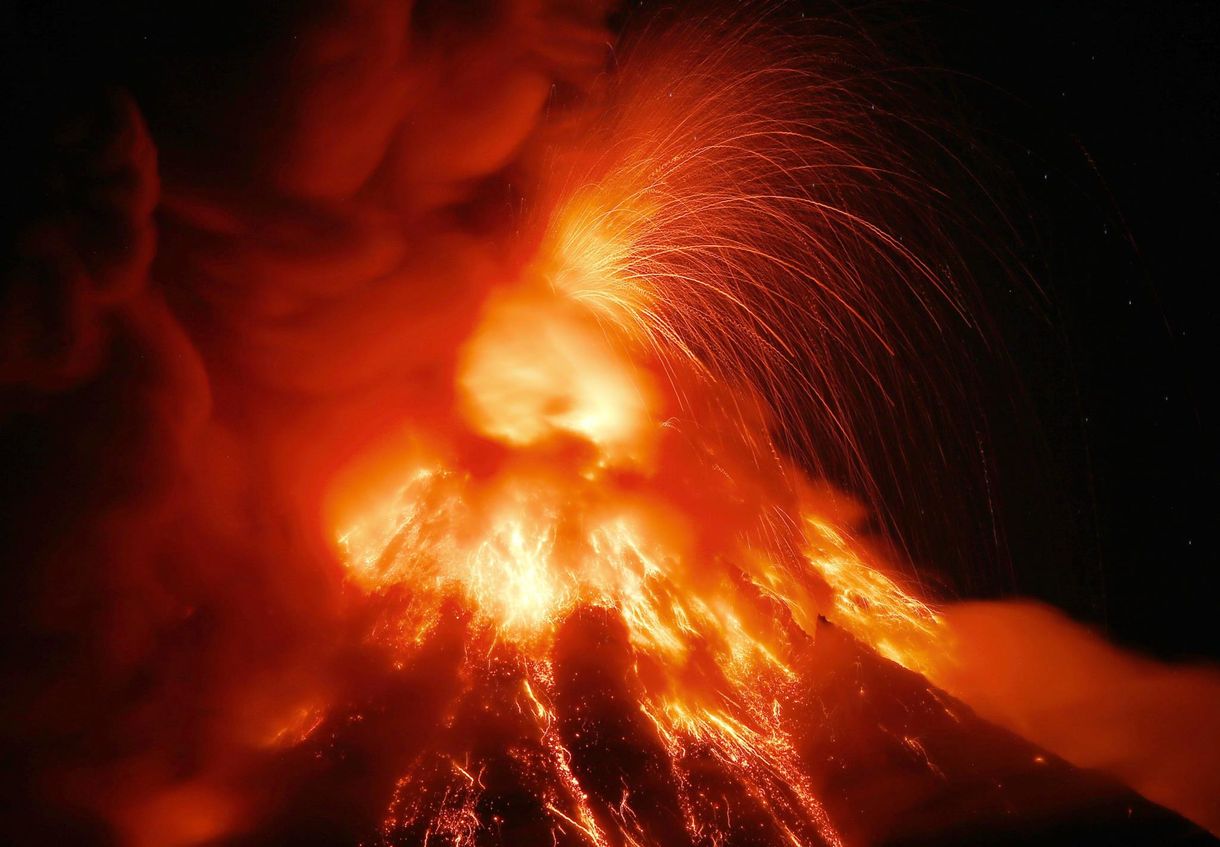 Lenyűgöző timelapse videó készült a lávát okádó Mayon vulkánról