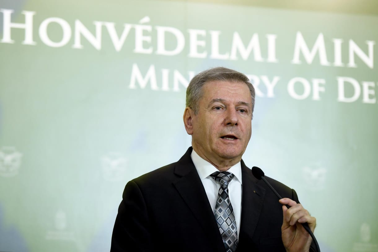 A honvédelmi miniszter küldte el a Honvédkórház orvosigazgatóját