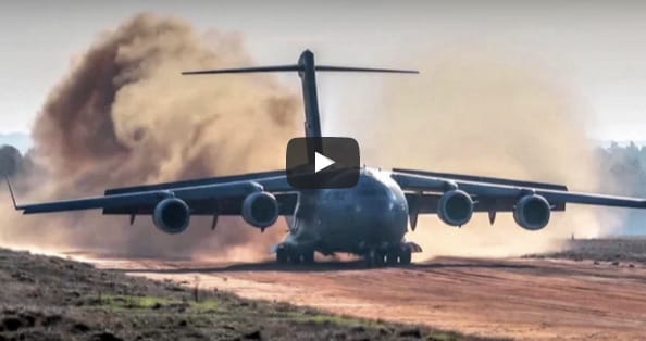 Így landol egy 62 milliárd forintos katonai gép, ha nincs leszállópálya – videó