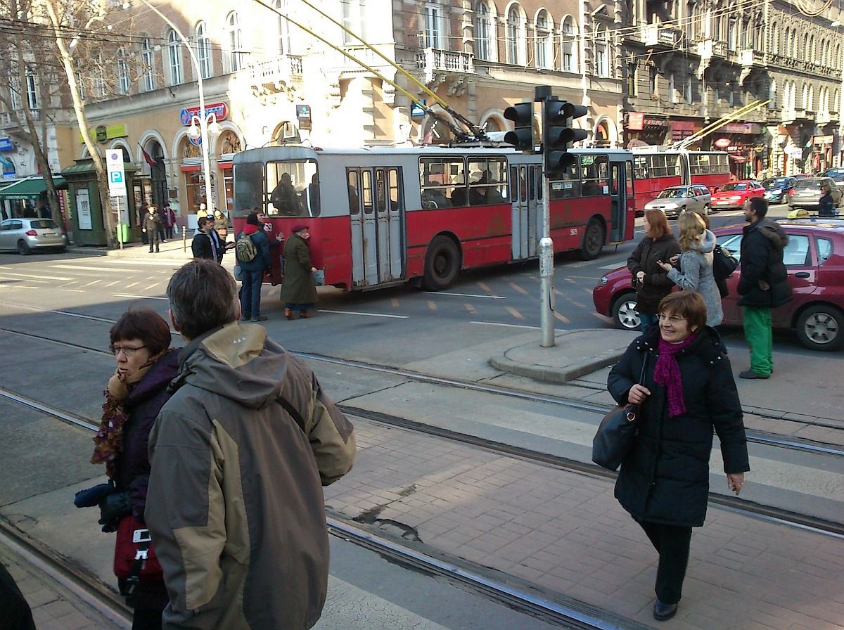 Fotó: megint utasok tolták a lerobbant trolit 