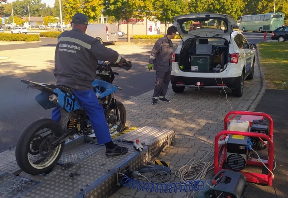 Így ellenőrzi a rendőrség, hogy valóban robogó-e, ami annak látszik