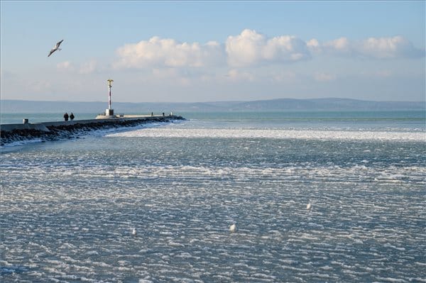Légifelvételek készültek a jegesedő Balatonról