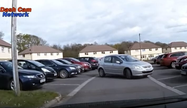 A világ leglassabb autóbalesete, de attól még fájdalmas – videó