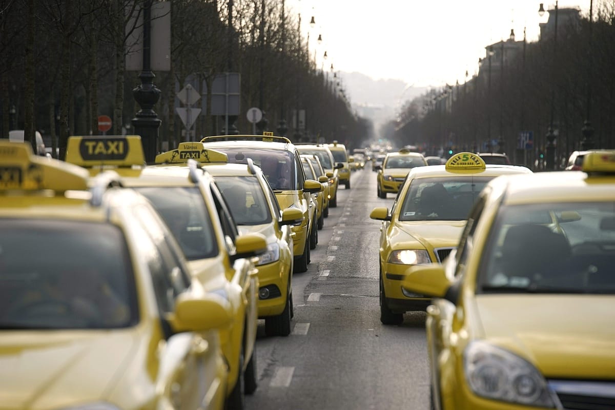 Adófizetés helyett radíroz és kütyüzik a taxisok egy része