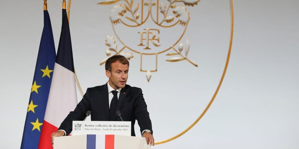 Macron Karácsonnyal, Márki-Zayval, Dobrevvel tárgyal hétfőn
