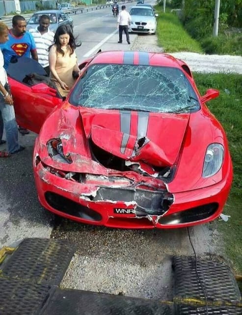 Részeg nő zúzott le egy Ferrari F430-ast – fotó