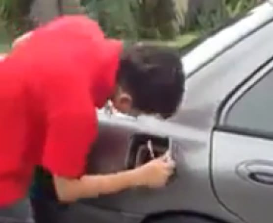 Cigigyújtás az autó üzemanyagtankjával - videó