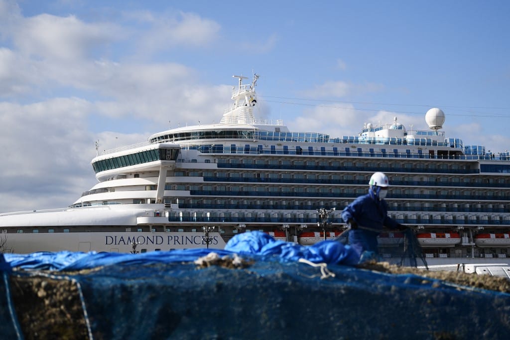 Koronavírus: hazavitték a Diamond Princessen rekedt briteket, többen fertőzöttek