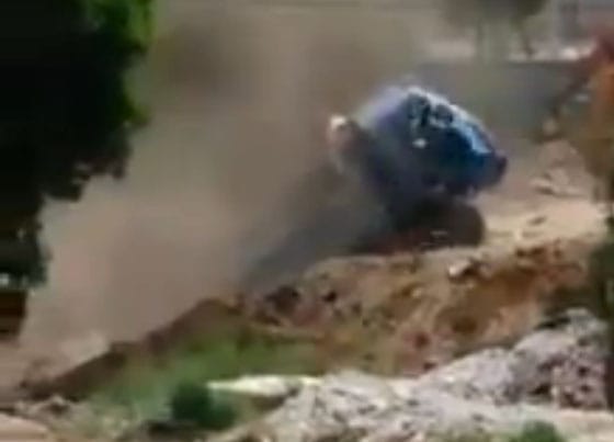 Megnyílt a föld egy teherautó alatt Kínában - videó