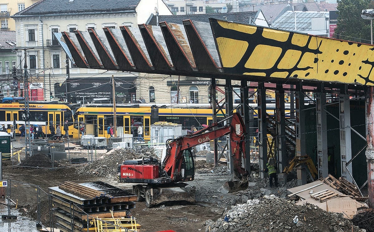 Megint nem a szokott helyükön találja a megállókat a Széll Kálmán téren