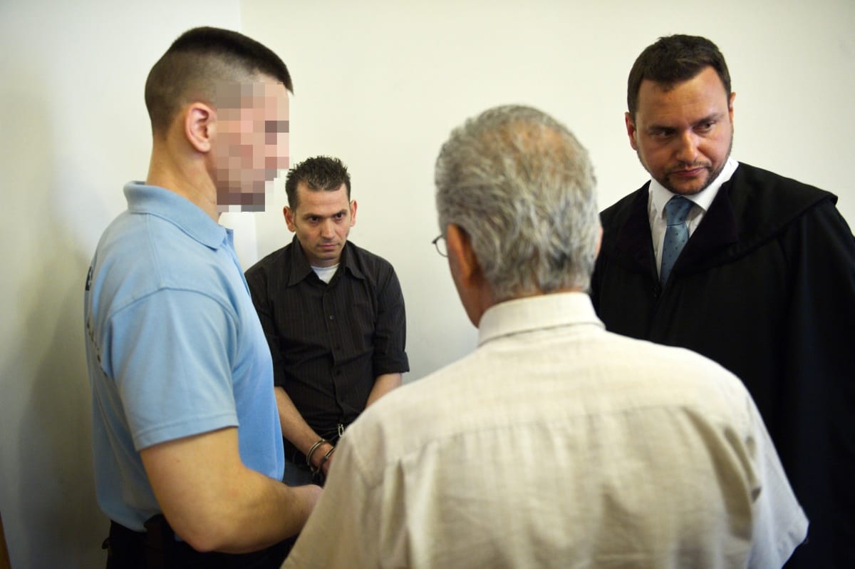 Verekedés a tárgyalóteremben: a bíró előre szólt 