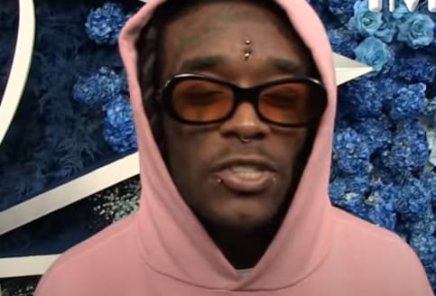 Beugrott a közönség közé a rapper, kitépték a 24 milliós homlokgyémántját