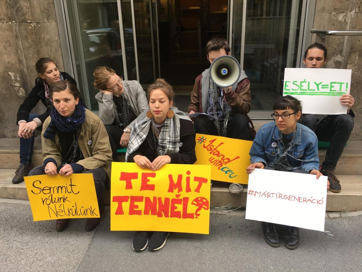 Az Emmi elé ültek a Tanítanék tüntető aktivistái