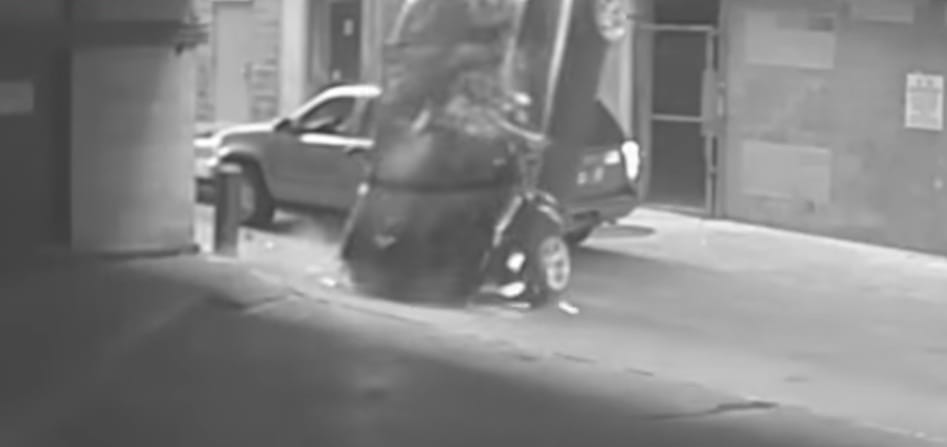 Durva baleset egy texasi parkolóházban - videó