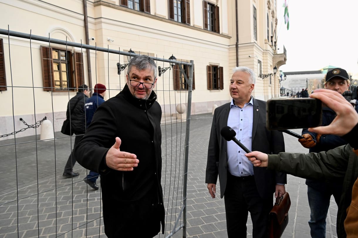 Nem építkezés, hanem védett személyek biztonsága miatt tartják lezárva a Karmelita utcáját