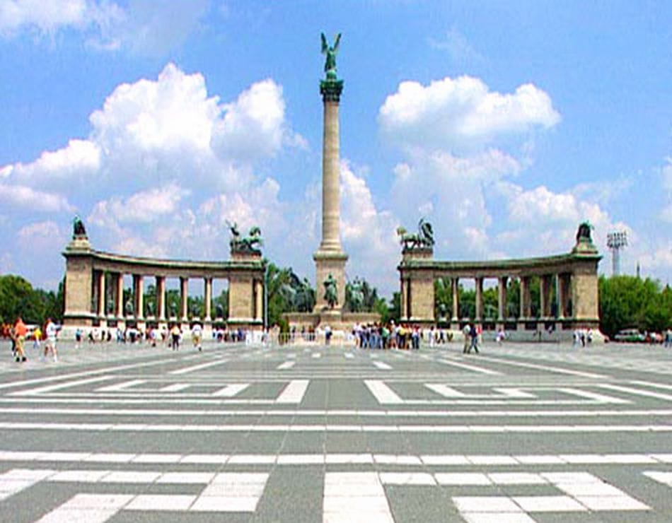 Most a Hősök terén vernének sátrat tüntetők
