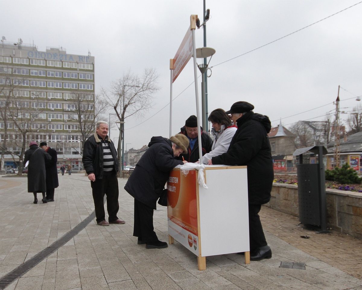 Lazán meghekkelhető a Fidesz rezsicsökkentős aláírásgyűjtése