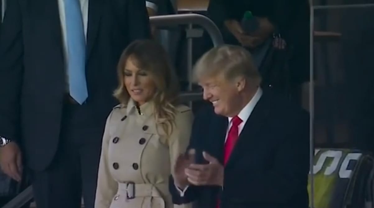 Ön szerint is undorrá görbült Melania Trump mosolya férje oldalán?