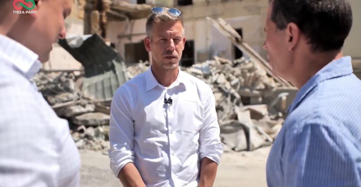 Magyar Péter Kijevben bejelentkezett a hétfőn lebombázott gyermekkórháztól