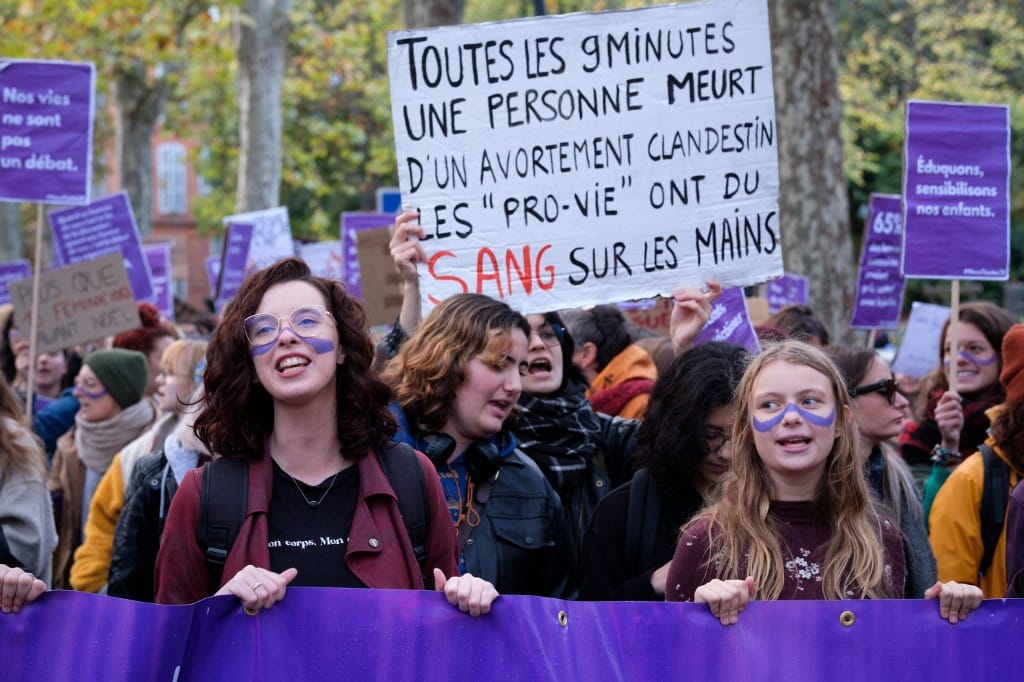 Az abortuszjog alkotmányba foglalását szavazták meg a francia törvényhozók