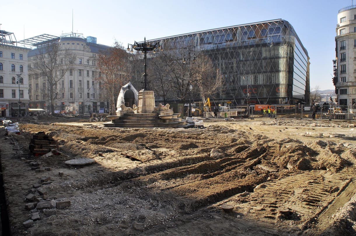 A tetőtér beépítése nem ráépítés, ezért lehet hat új lakást építeni a Vörösmarty térnél