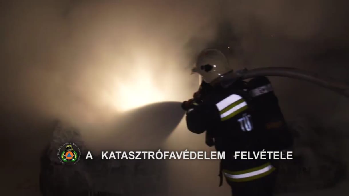 Kigyulladt két kocsi egy autópiacon – videó