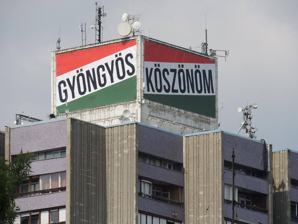 Fotók: Vona ismét a gyöngyösi toronyház tetején támad