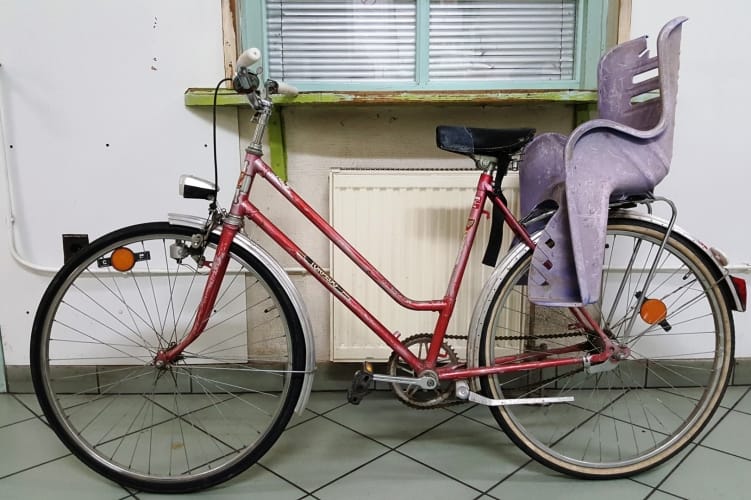 Biciklivel tekert Budapest felé az autópályán egy szír férfi