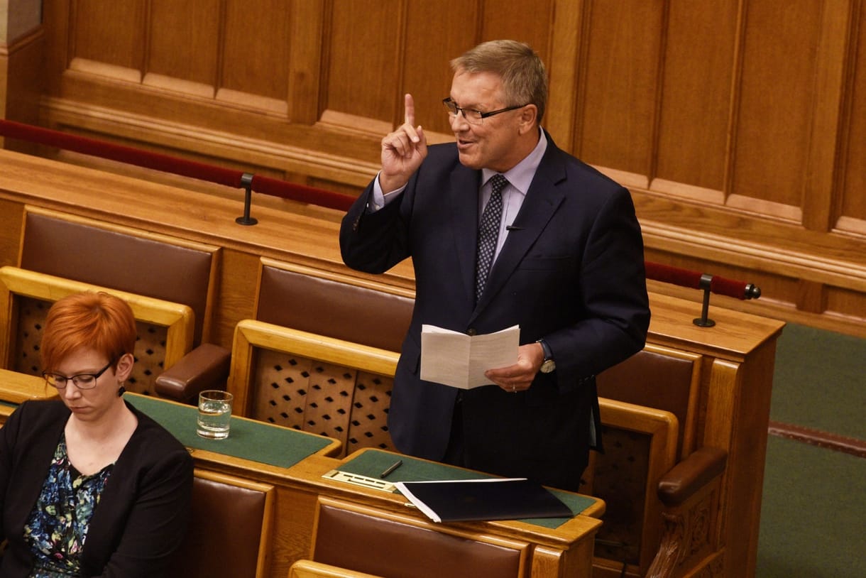 Matolcsy megmagyarázta, miért nem sok 23 millió forint négy szőnyegre