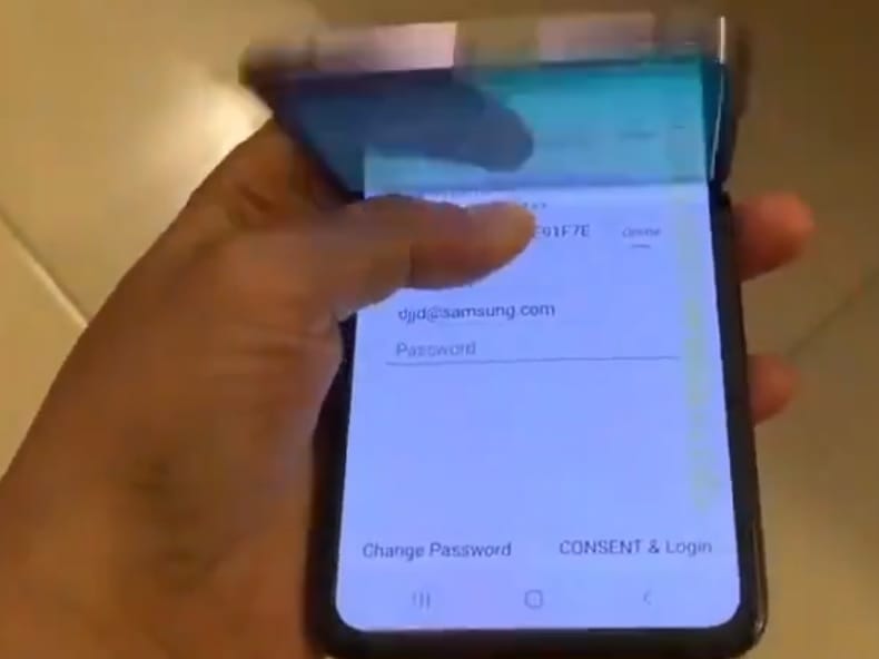 Itt az első videó a Samsung új összecsukható mobiljáról