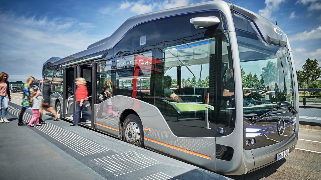 Tőlünk már most jöhetnek a Mercedes önvezető buszai – videó