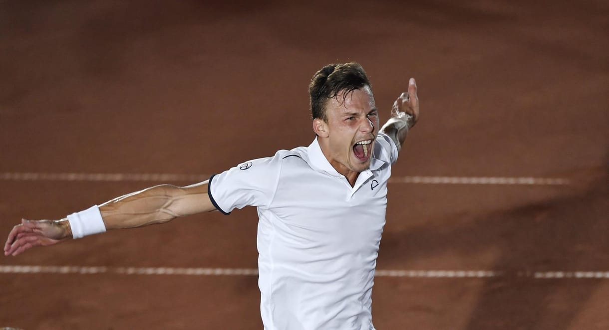 Holnap reggel ötkor kezdődik a Fucsovics-Federer meccs