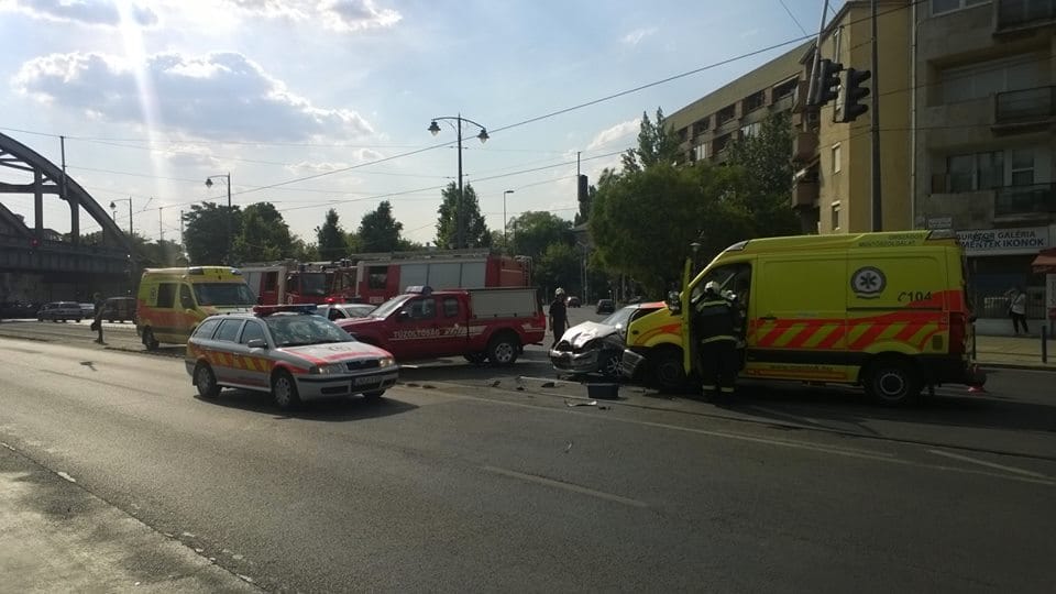 Fotó: Mentőautó ütközött egy fontos dél-budai csomóponton