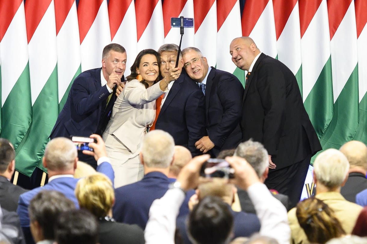 Retteghetnek a kegyeltek, Orbán újrakeveri a kártyákat
