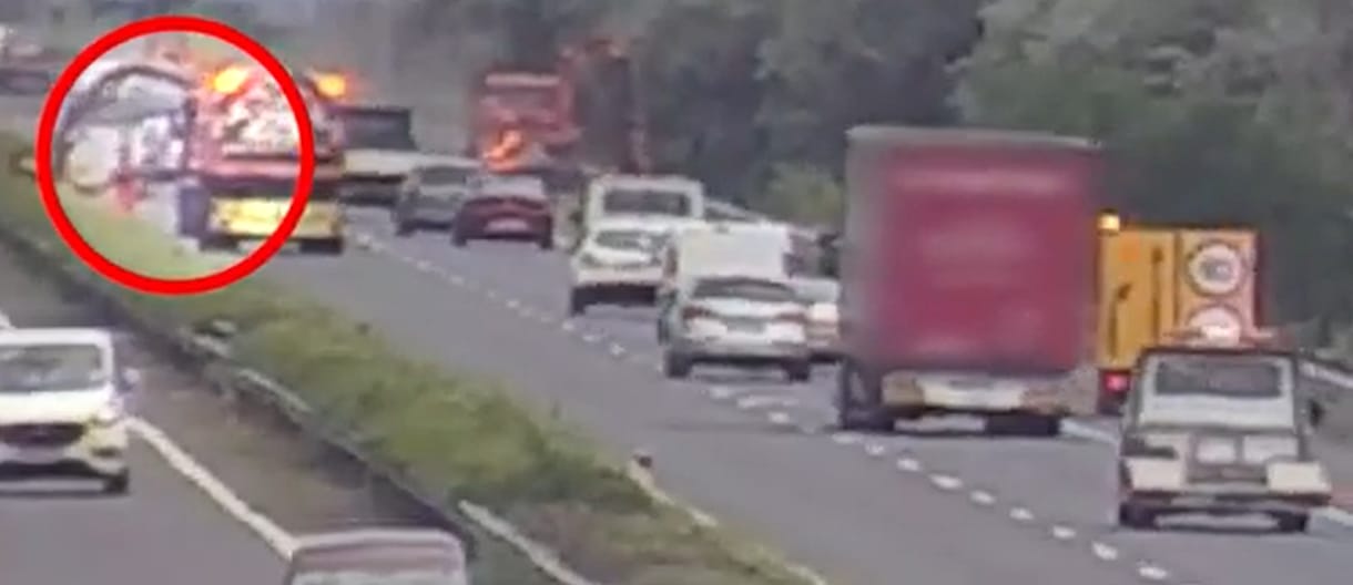 A füvet nyíró munkagépnek csapódott egy figyelmetlen autós – videóval