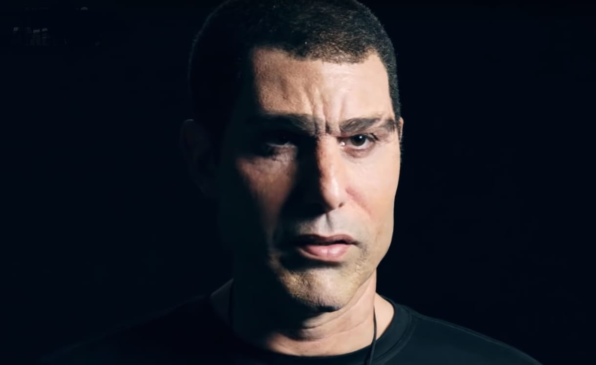 Sacha Baron Cohen pörgőrúgással szállt bele a Facebookba: ezek Hitlert is hagynák kommentelni