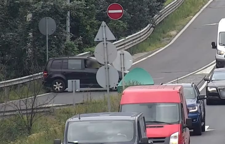 Tétován forgolódott egy autós a forgalommal szemben az M5-ösön – videó