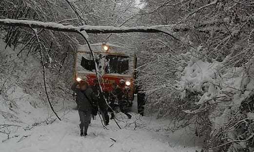 A sínek között gyalogolnak haza az utasok – a hó a vasúti közlekedést is sújtja