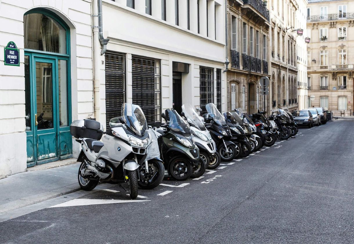 Fizetőssé tették a motorok parkolását Párizsban, erre elszabadultak az indulatok és a vásárlások