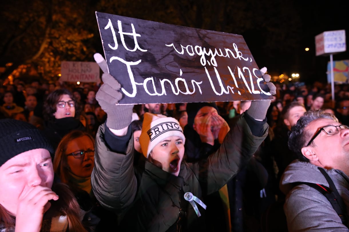 Tüntetés volt a Fazekas-gimnáziumnál, már több mint 30 iskolából csatlakoztak a polgári engedetlenséghez