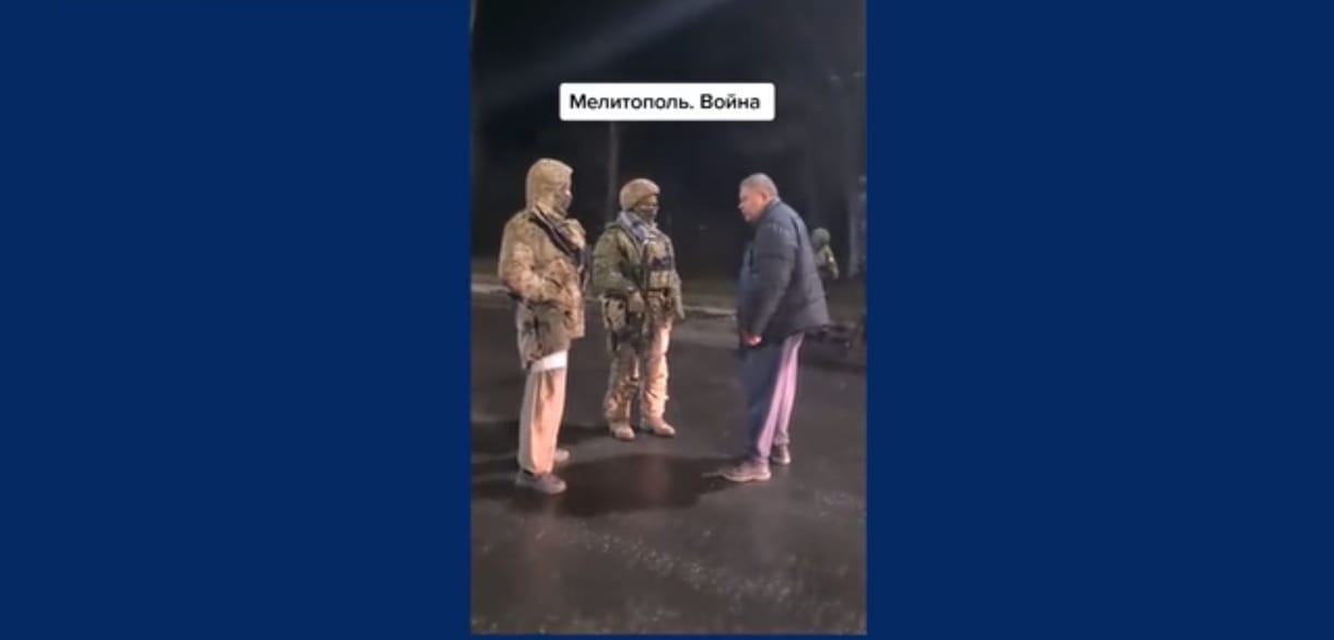 Egy idős ukrajnai orosz nagyon kiosztotta az országba betört orosz katonákat - videó