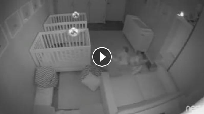 Bekamerázták a szülők egy 2 éves ikrek szobáját estére, és amit reggel láttak, azon tényleg meglepődtek – videó