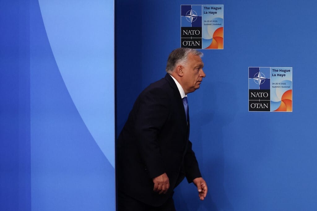 Orbán A cápa zenéjére vonult be a kormányülésre, majd közölte a piros ruhás Vitályossal, hogy ő a farkas
