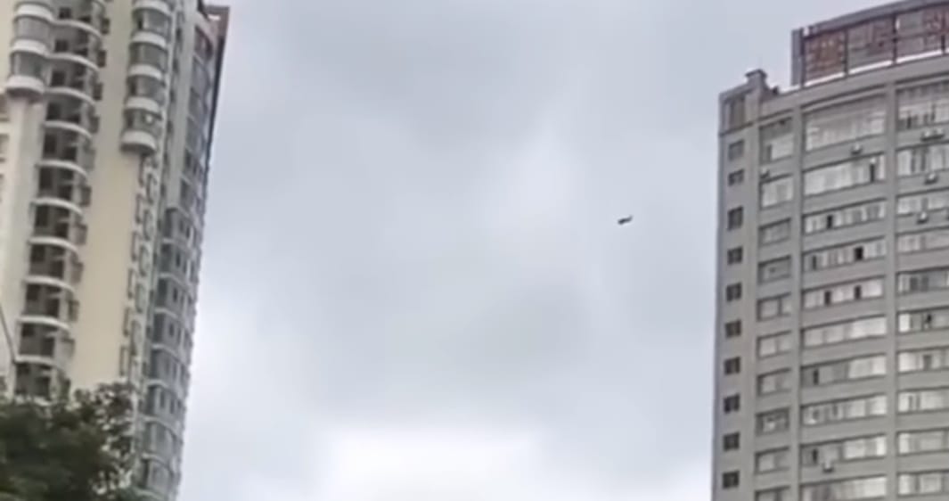Egy férfi egészen sajátos módját választotta annak, hogy meglépjen a szállodai számla elől – videó