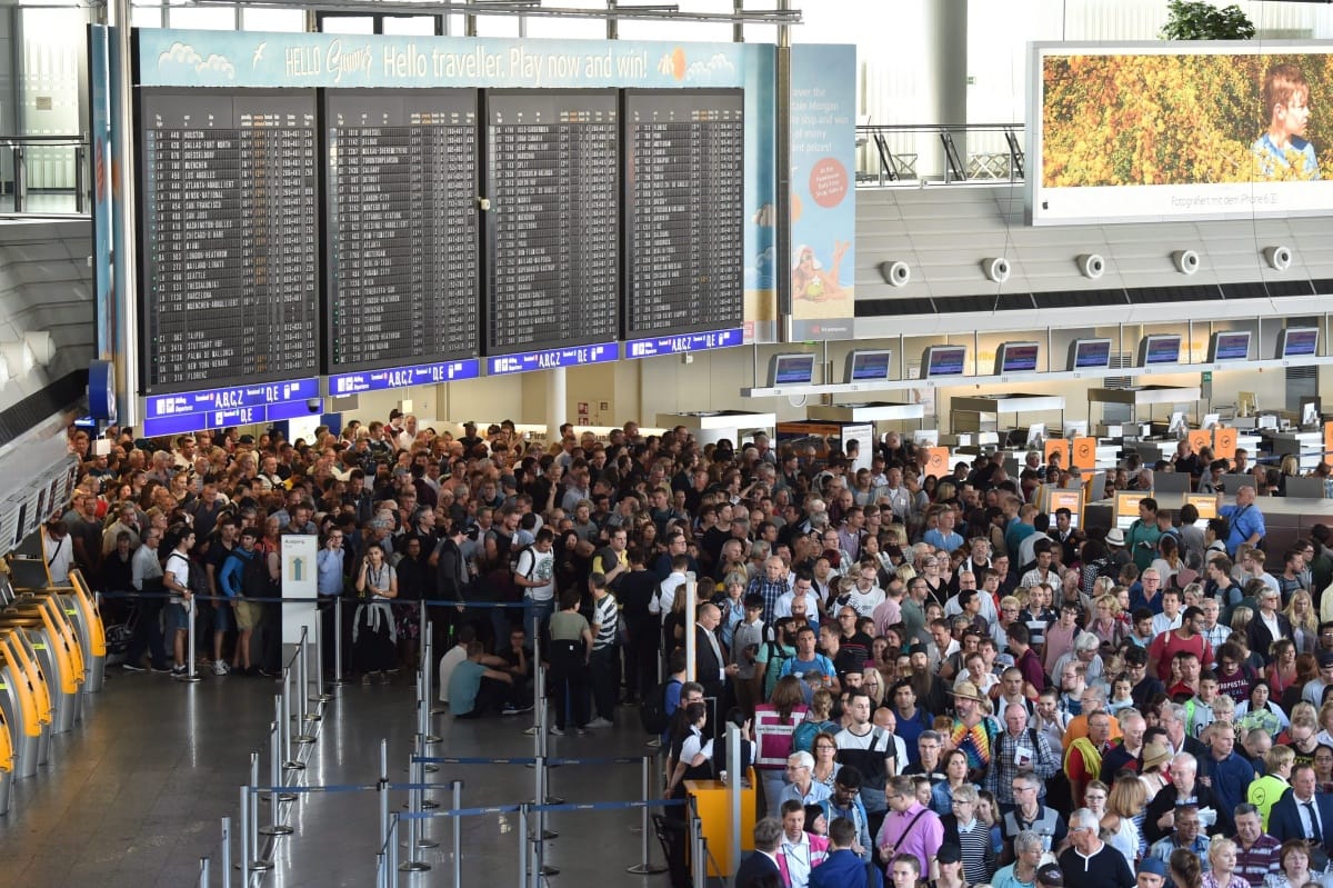 Egy utas kijátszotta a biztonsági ellenőrzést, kiürítették a frankfurti reptér egyik terminálját