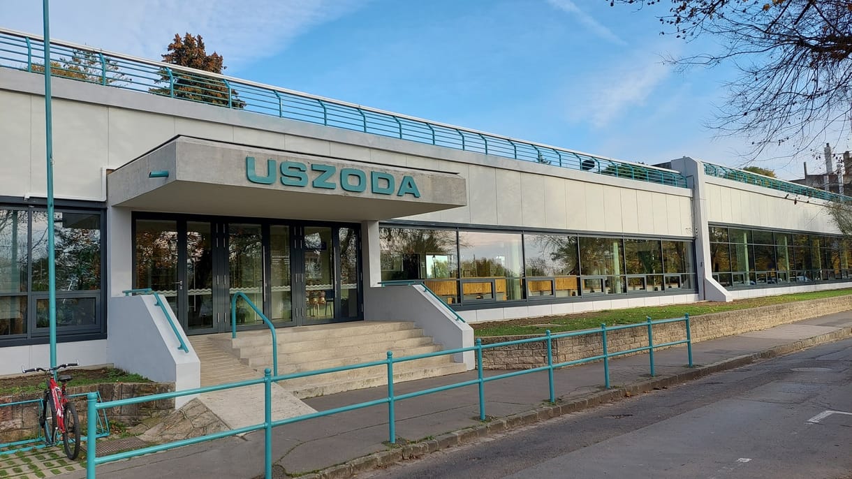 Egy dolgozó rejtett el kamerát a váci uszoda öltözőjében