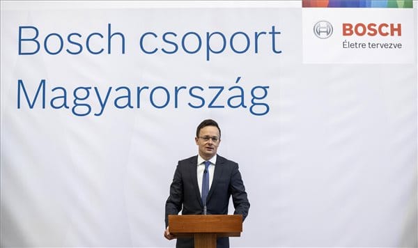 Szijjártó 9,6 milliárd forintos autóipari beruházást jelentett be