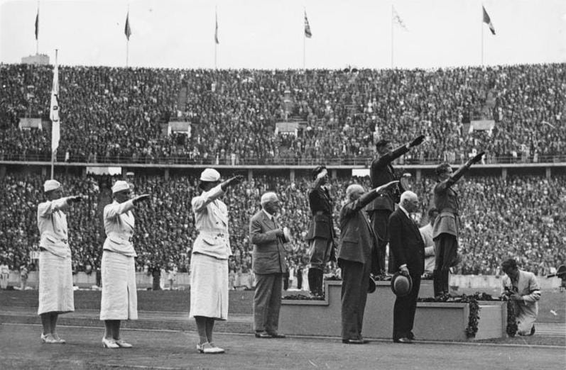 Olimpiák már maradtak el háborúk miatt, de hiába remélné most a francia elnök, a fordítottjára nemigen akadt példa