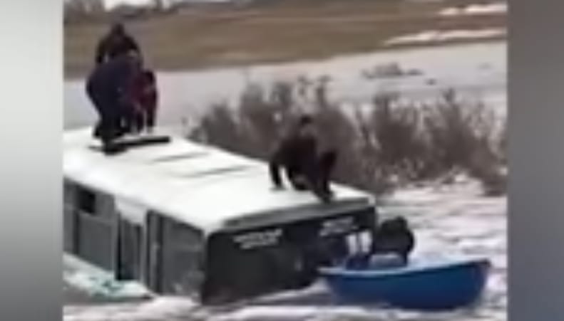 Elsodorta az áradat a buszt, így mentették az utasokat Kazahsztánban (videó)